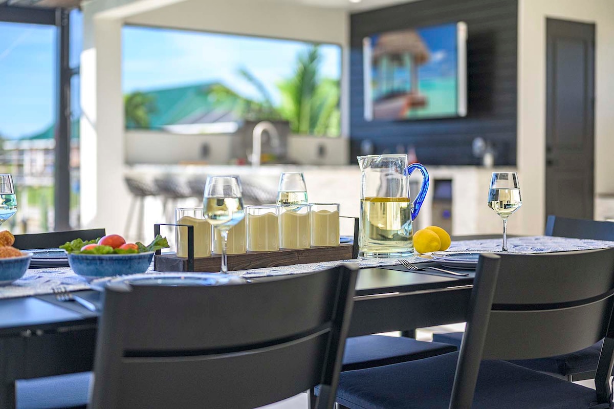 Privates Bootsdock am Kanal mit Blick auf den Sonnenuntergang.