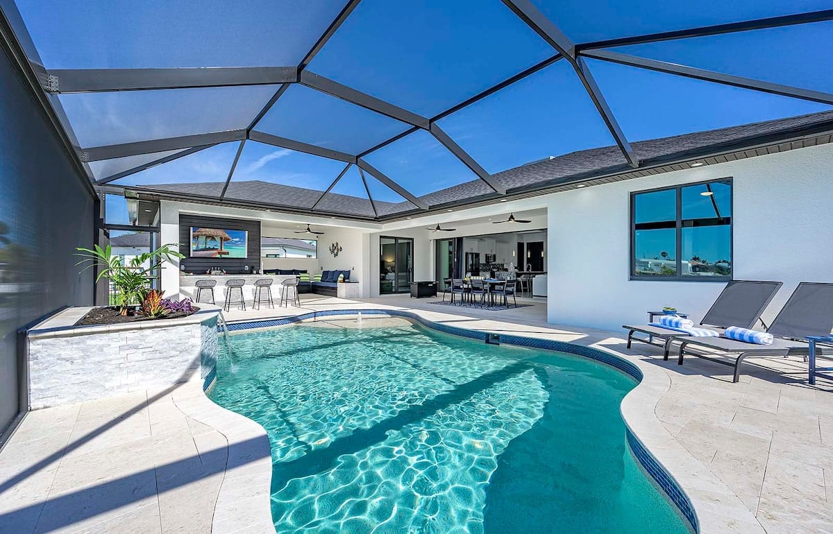 Privater Poolbereich mit Blick auf den Kanal und Bootsdock bei Sonnenuntergang.