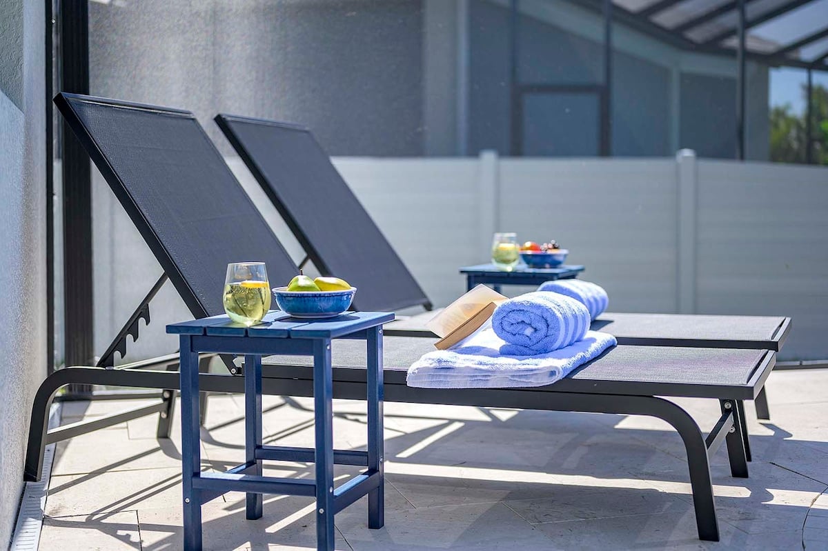 Privater Poolbereich mit Blick auf den Kanal und Bootsdock.