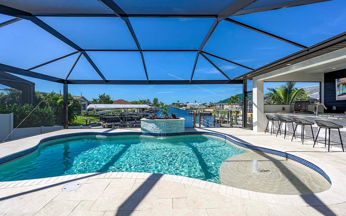 Privater Poolbereich am Kanal mit Bootsdock und Blick auf den Sonnenuntergang.