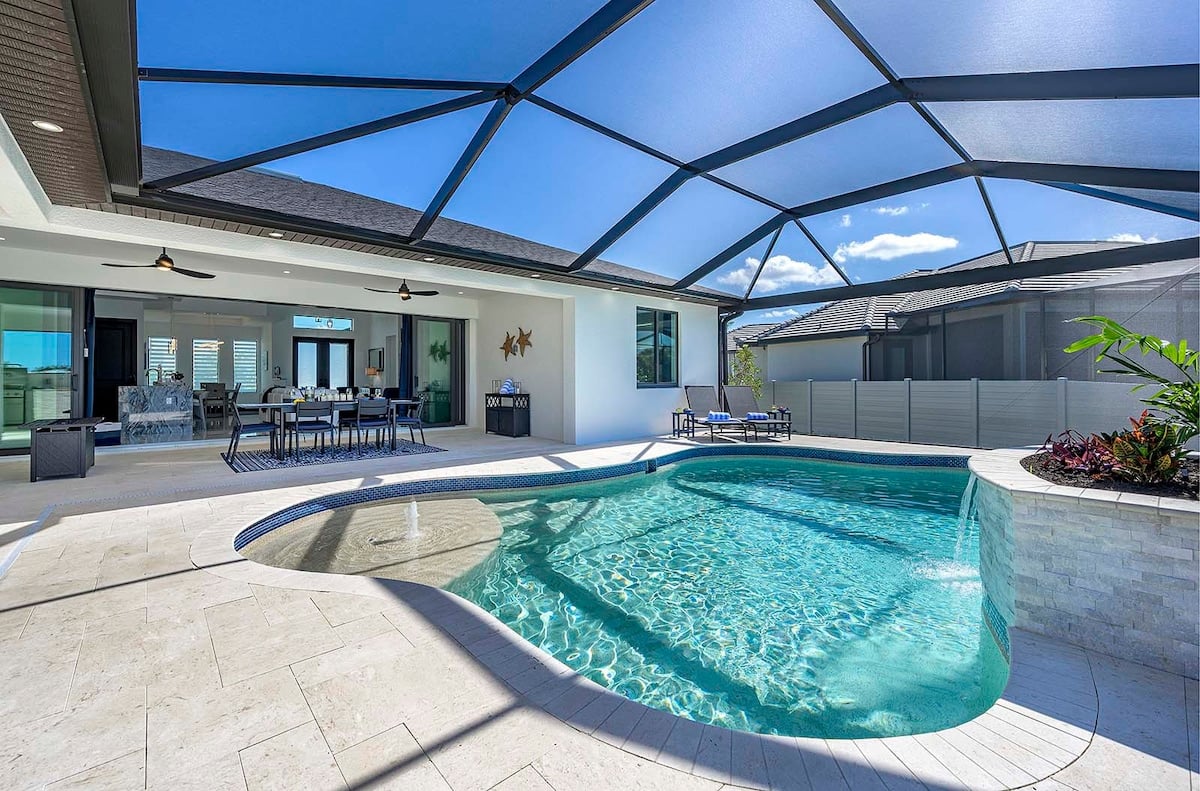 Privater Poolbereich mit Blick auf den Kanal und Bootsdock.