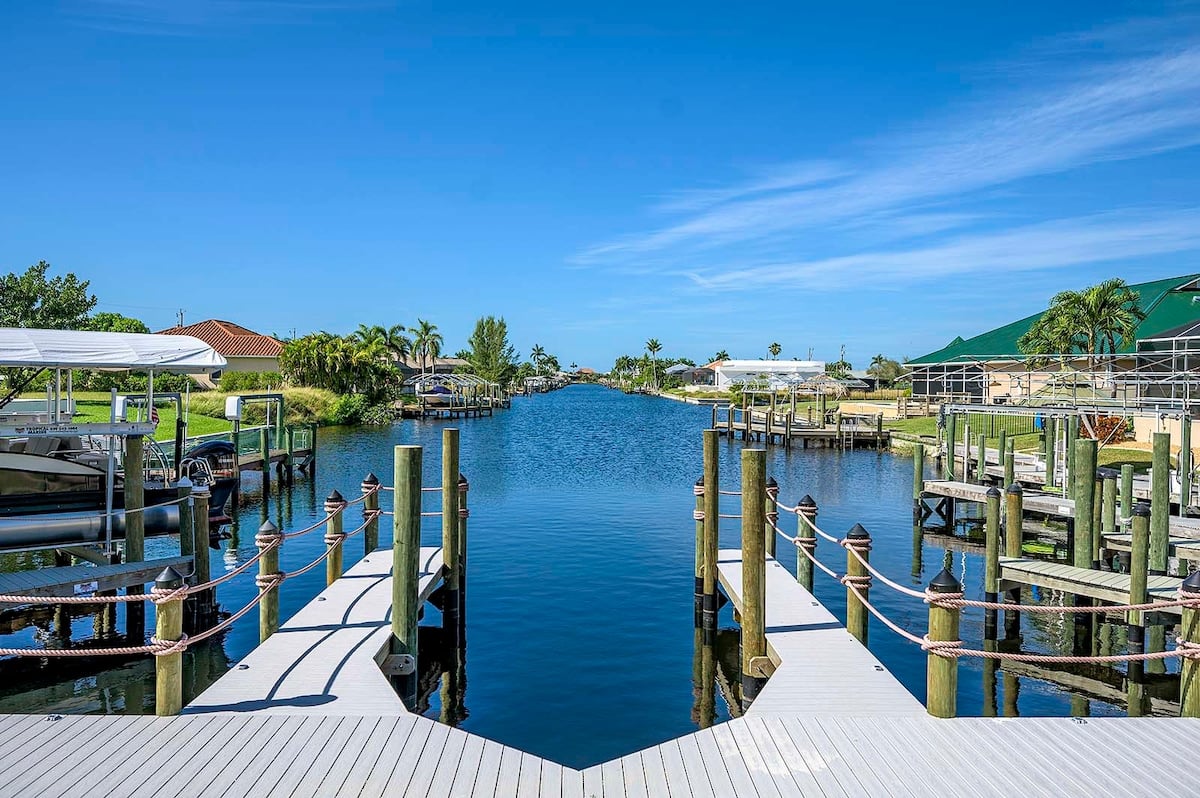 Blick auf den Kanal mit privatem Bootsdock und Sonnenuntergang.