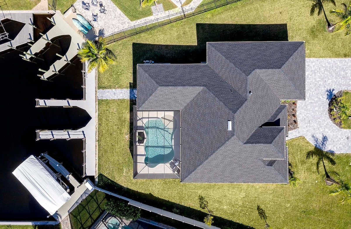 Blick auf den Kanal mit privatem Bootsdock bei Sonnenuntergang.