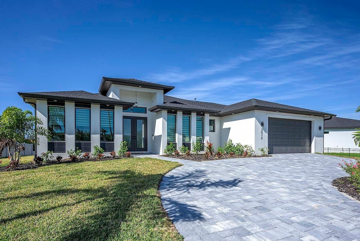 Blick auf den Kanal mit privatem Bootsdock und Sonnenuntergang.