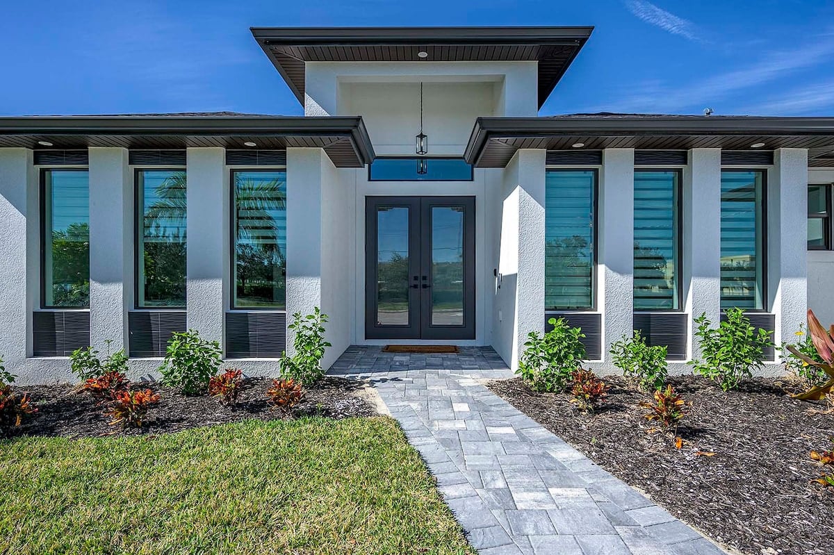 Blick auf Kanal und Bootsdock bei Sonnenuntergang.