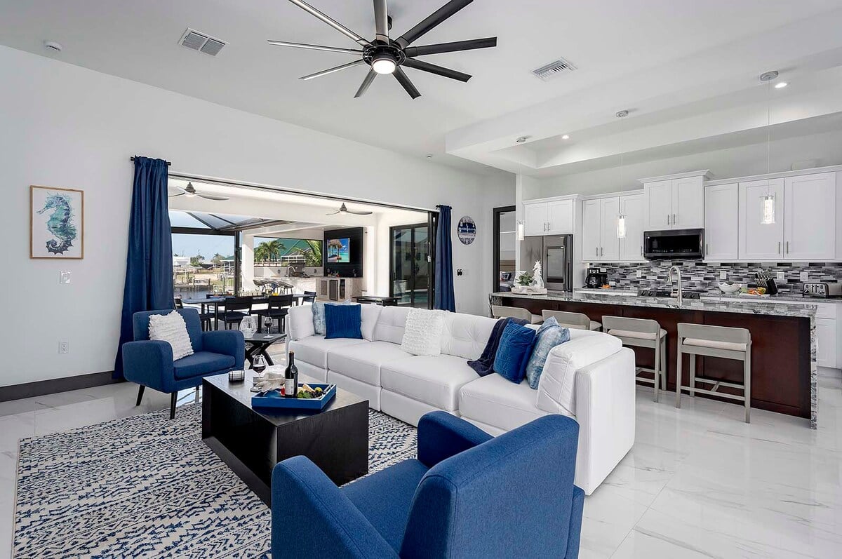 Privater Poolbereich mit Blick auf den Kanal und Bootsdock bei Westausrichtung.