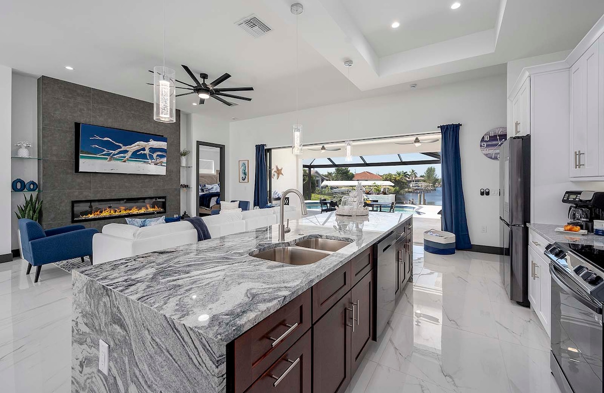 Privater Poolbereich mit Blick auf den Kanal und Bootsdock.