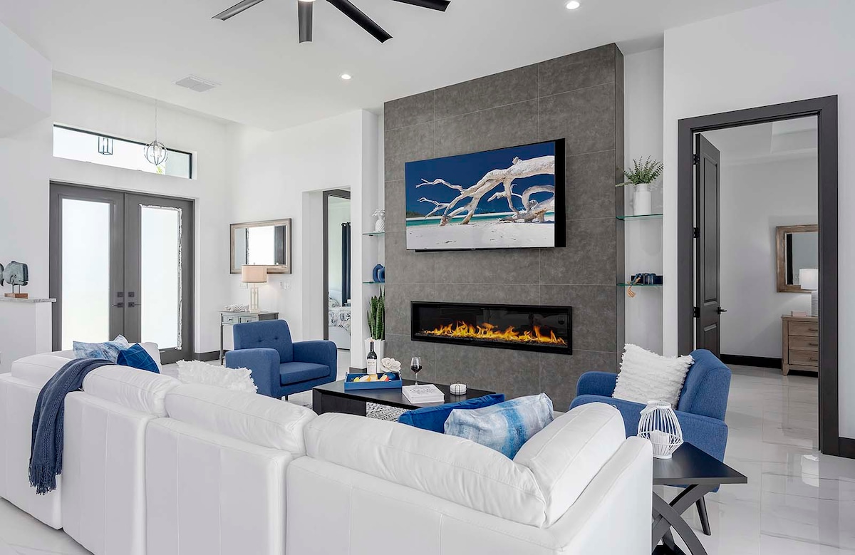 Privater Poolbereich mit Blick auf den Kanal und Bootsdock.