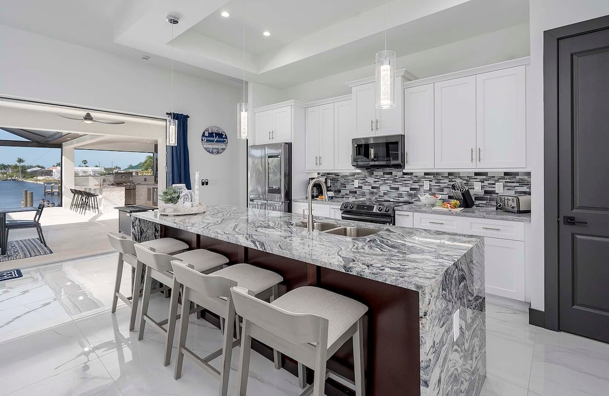 Privater Poolbereich mit Blick auf den Kanal und Bootsdock.