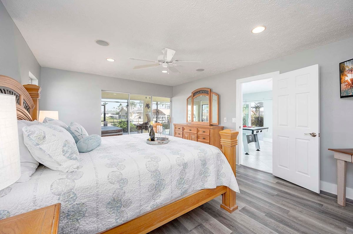 Beheizter Pool mit überdachter Veranda und Blick auf den Kanal.