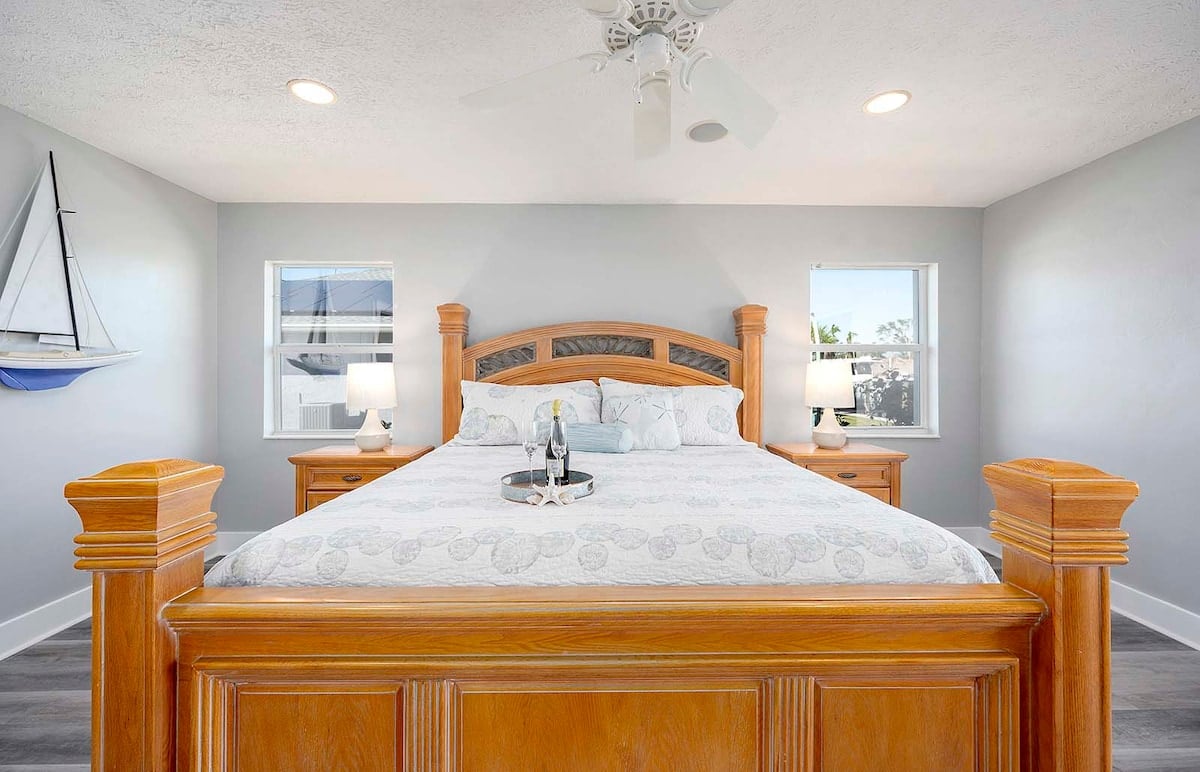 Beheizter Pool mit überdachter Veranda und Blick auf den Kanal.