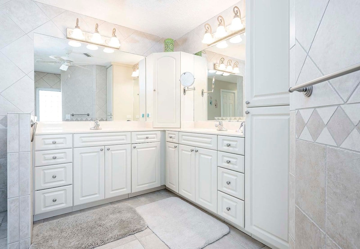 Beheizter Pool mit überdachter Veranda und Blick auf den Kanal.