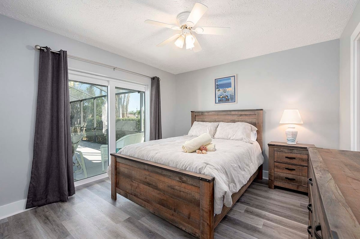 Beheizter Pool mit überdachter Veranda und Blick auf den Kanal.