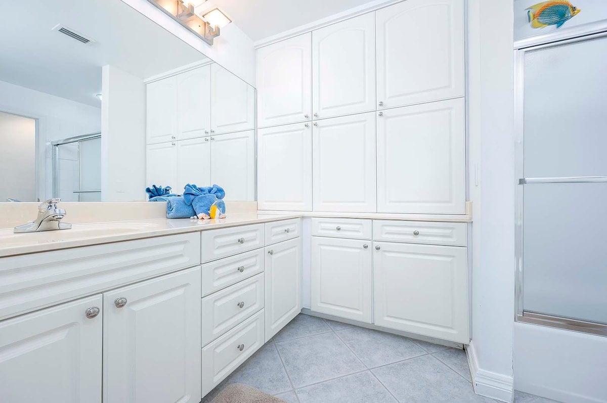 Beheizter Pool mit überdachter Veranda und Blick auf den Kanal.