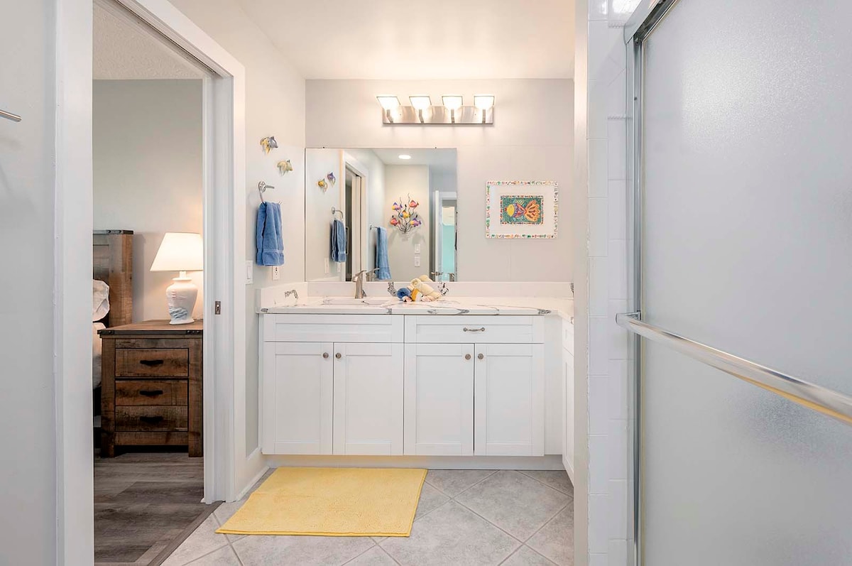 Beheizter Pool mit überdachter Veranda und Blick auf den Kanal.