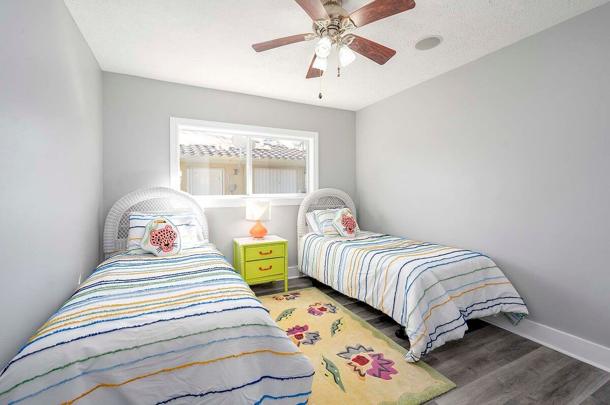 Beheizter Pool mit überdachter Veranda und Blick auf den Kanal.