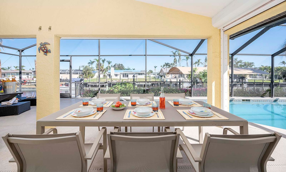 Beheizter Pool mit überdachter Veranda und Blick auf den Kanal.