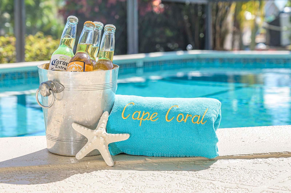 Beheizter Pool mit überdachter Veranda und Blick auf den Kanal.