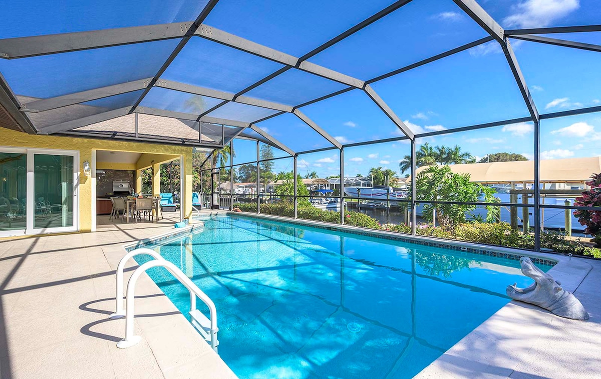 Beheizter Pool mit überdachter Veranda und Blick auf den Kanal.