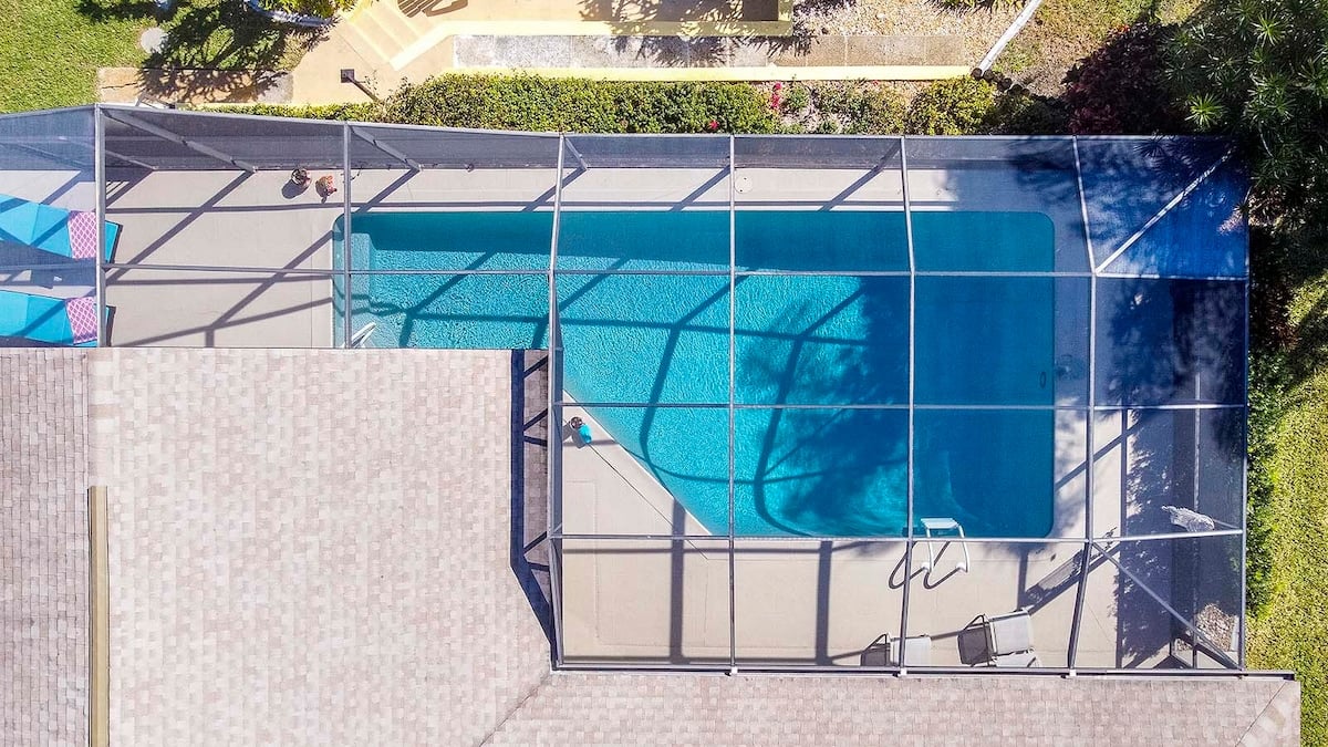 Beheizter Pool mit überdachter Veranda und Blick auf den Kanal.