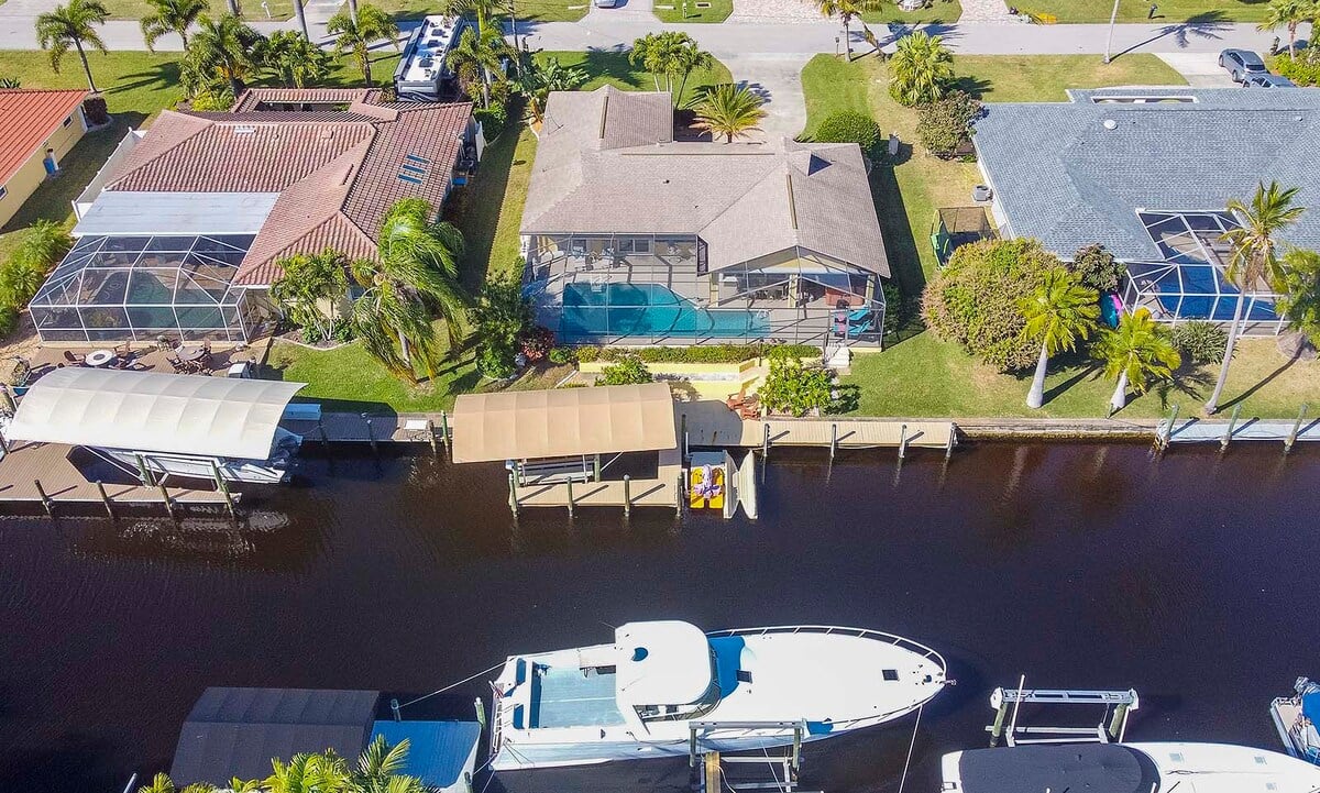 Beheizter Pool mit überdachter Veranda und Blick auf den Kanal.