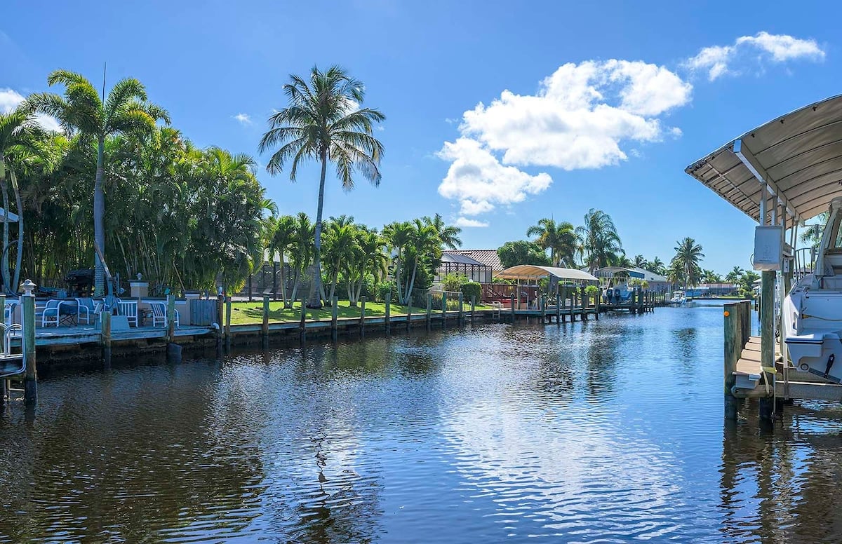 Beheizter Pool mit Blick auf den Kanal und privatem Bootsdock.