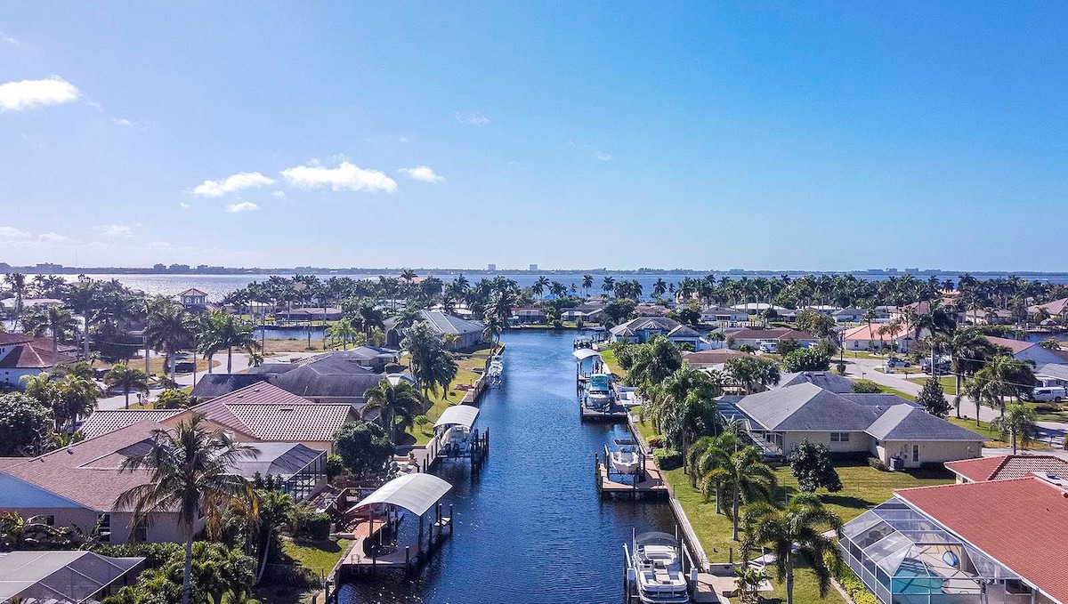 Beheizter Pool mit überdachter Veranda und Blick auf den Kanal.