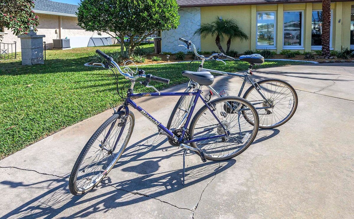 Überdachte Veranda mit Grill und Blick auf den Kanal.