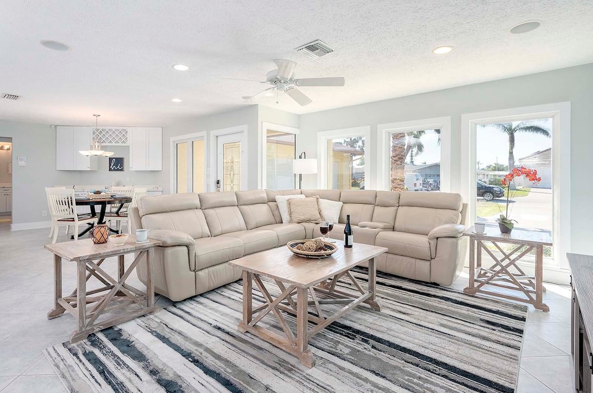 Beheizter Pool mit überdachter Veranda und Blick auf den Kanal.