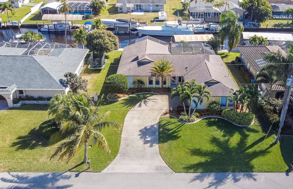 Beheizter Pool mit Liegen und Blick auf den Kanal.
