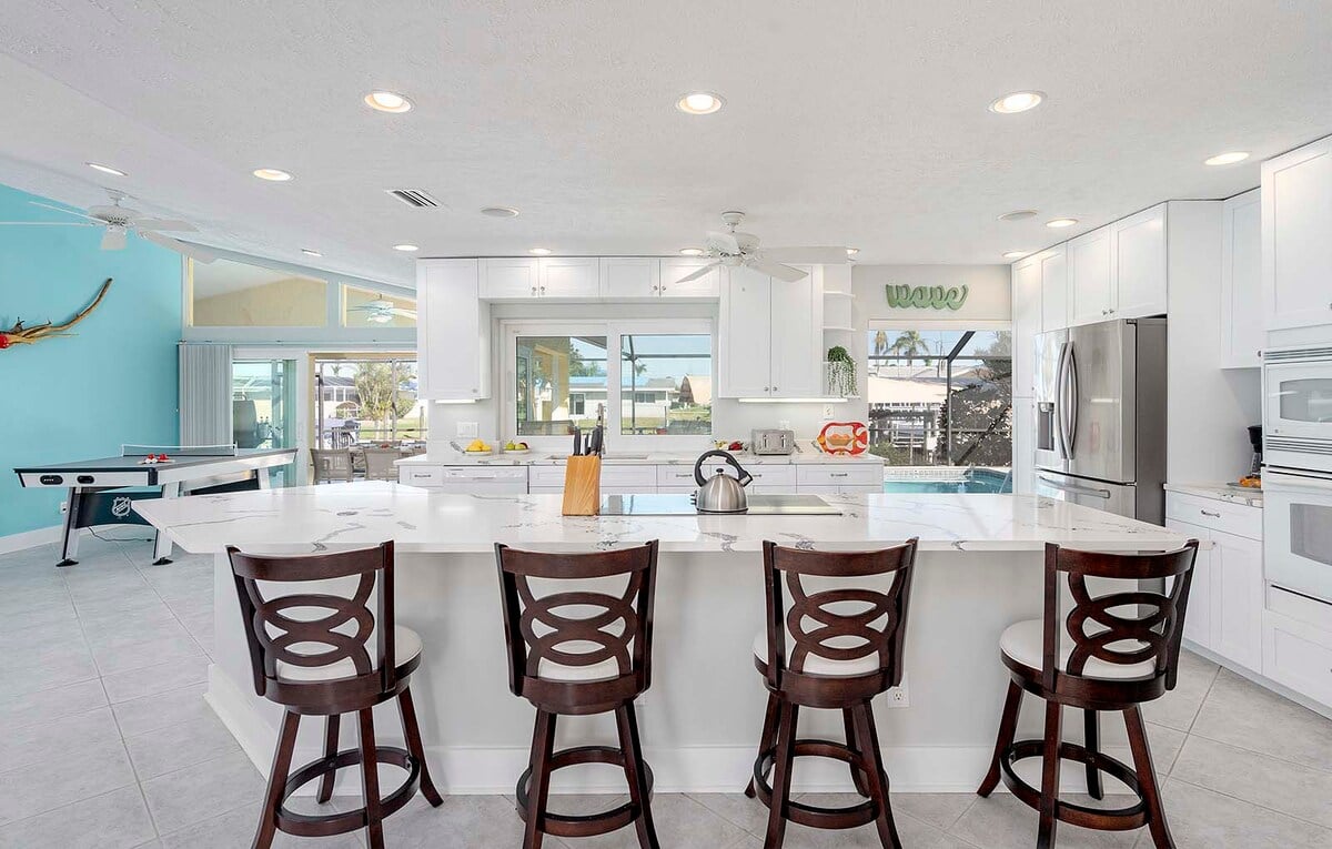 Beheizter Pool mit Liegen und Blick auf den Kanal.