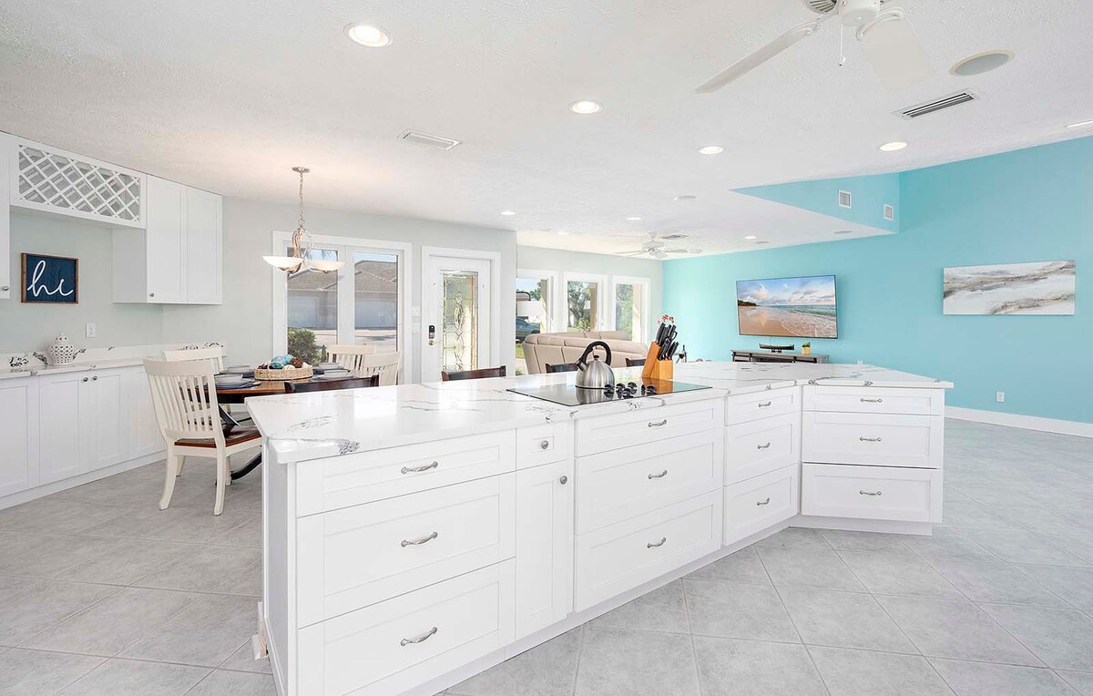 Beheizter Pool mit überdachter Veranda und Blick auf den Kanal.