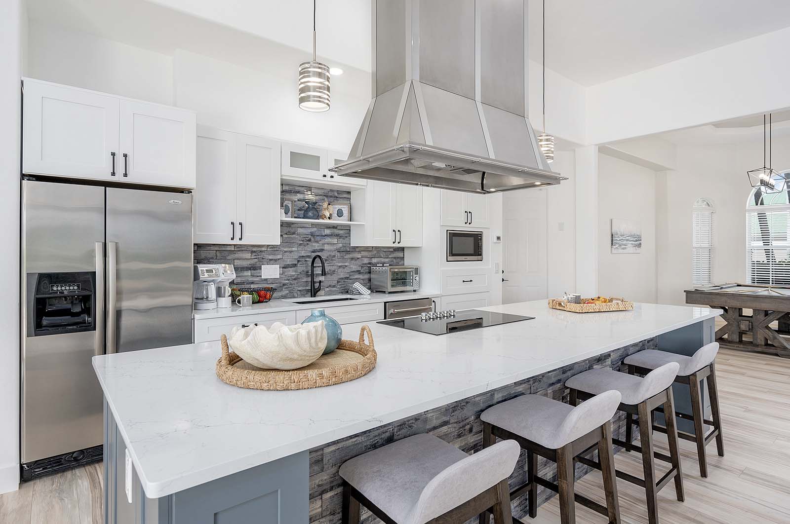 Privates Dock mit Bootslift am Kanal.