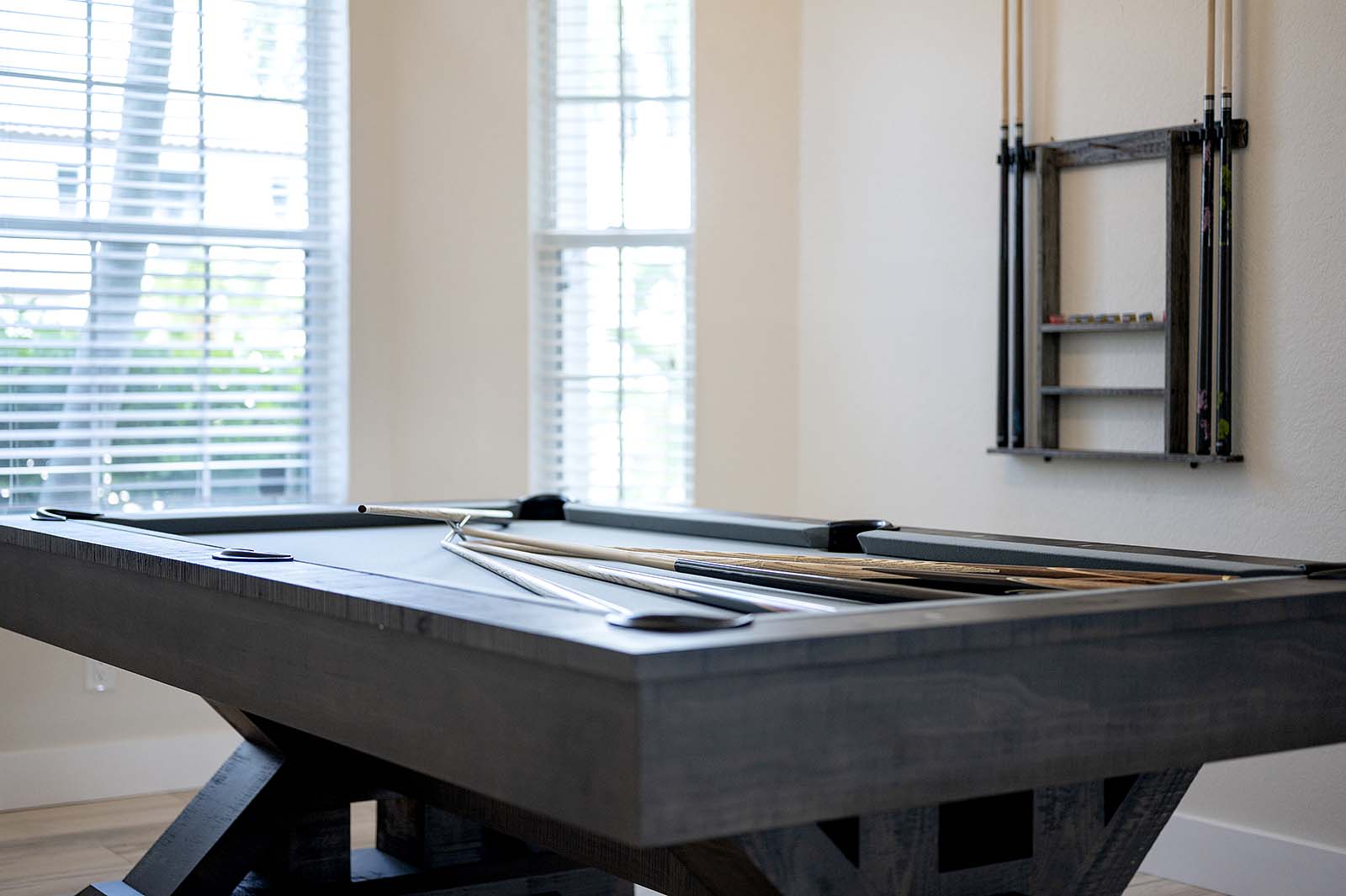 Blick auf den Kanal mit privatem Steg und Bootslift.