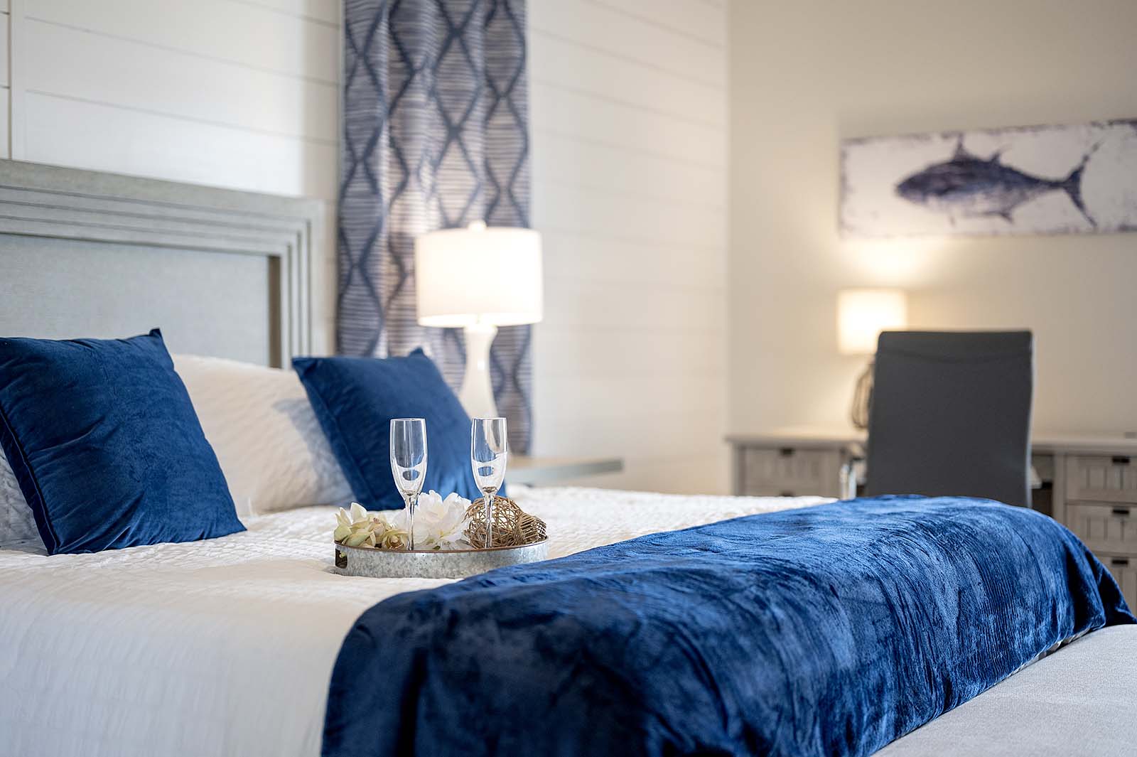 Blick auf den Kanal mit privatem Dock und Bootslift.