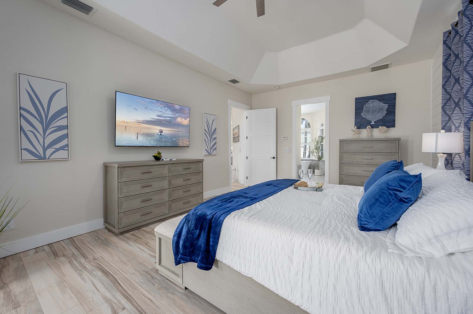 Privates Dock am Kanal mit Bootslift und Wasserblick.