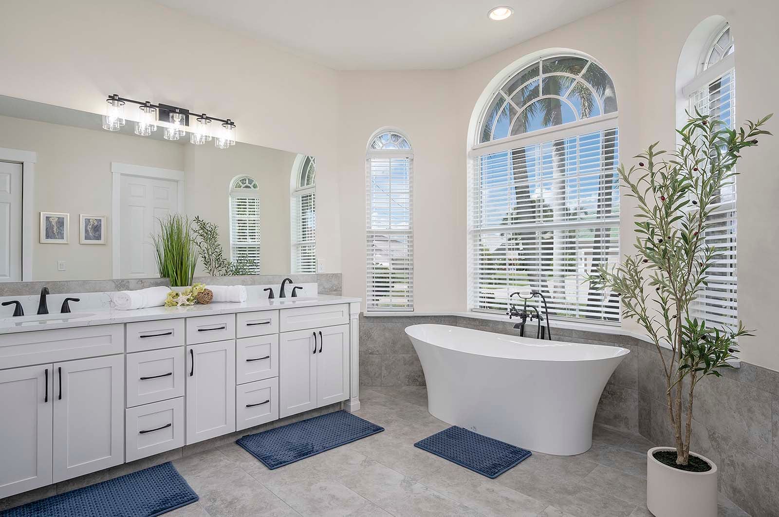 Heller, offener Wohnbereich mit Sitzgruppe und Smart-TV.