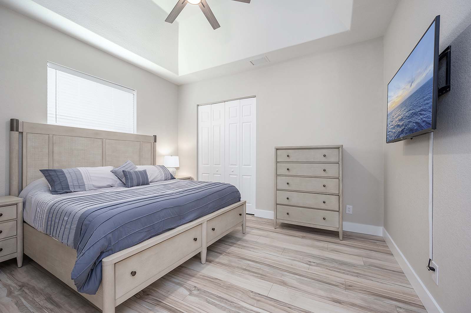 Außenbereich mit Pool, Lanai und Blick auf den Kanal.