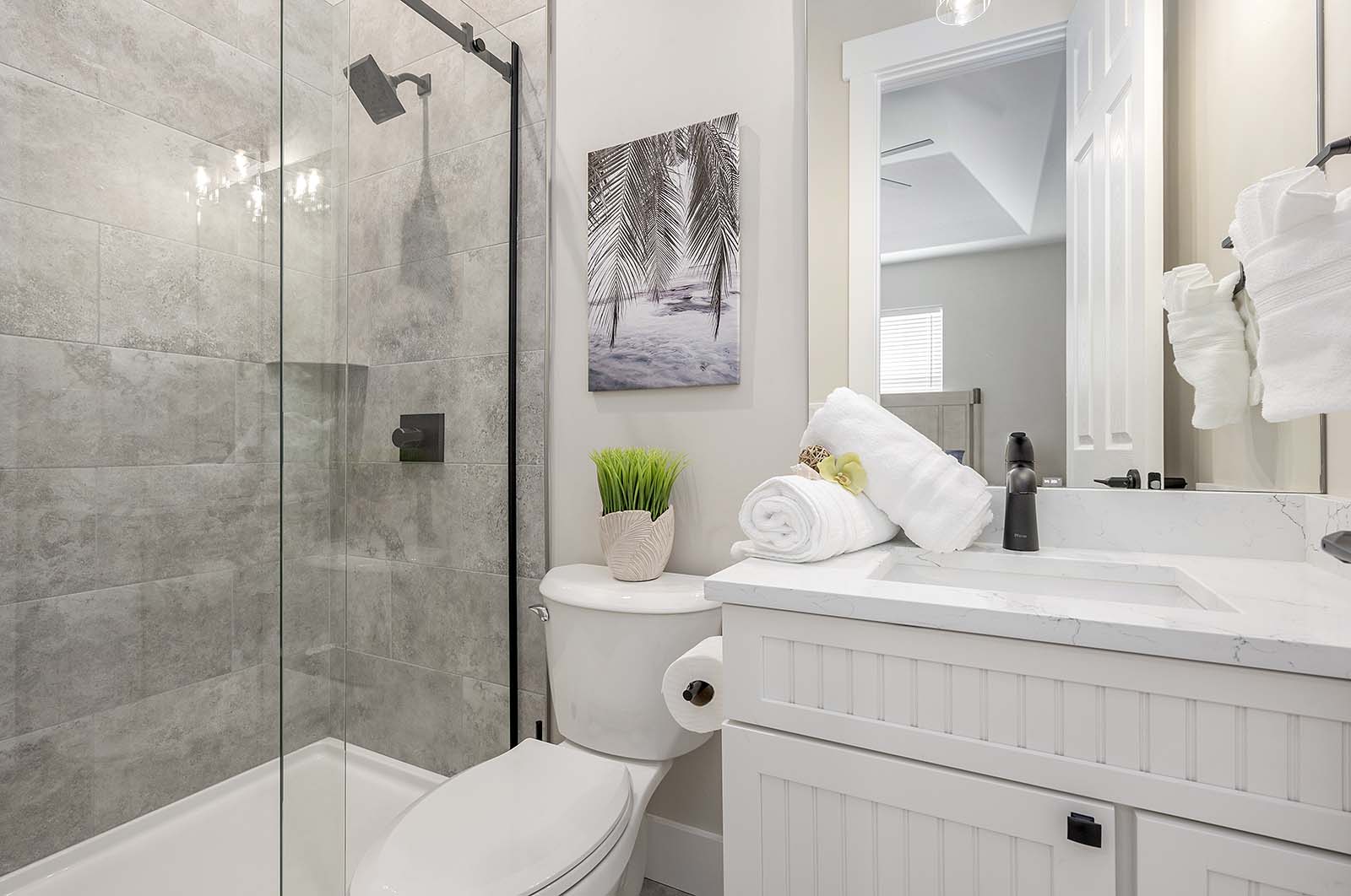 Blick auf den Kanal mit privatem Steg und Bootslift.