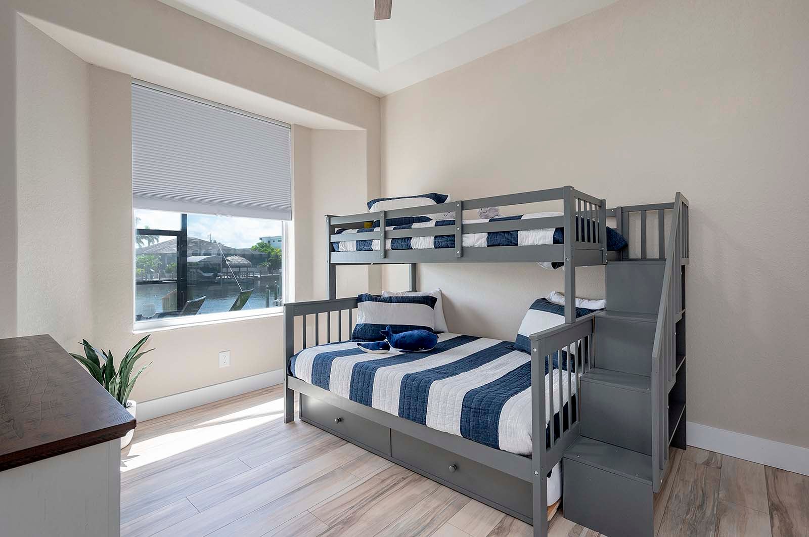 Privates Dock mit Bootslift am Kanal in Cape Coral.