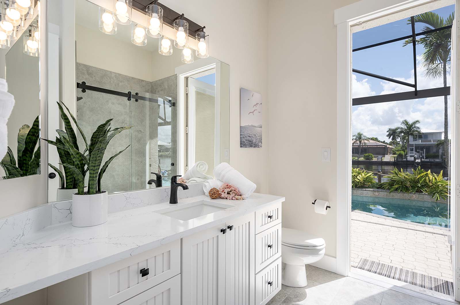 Blick auf den Kanal mit privatem Steg und Bootslift.