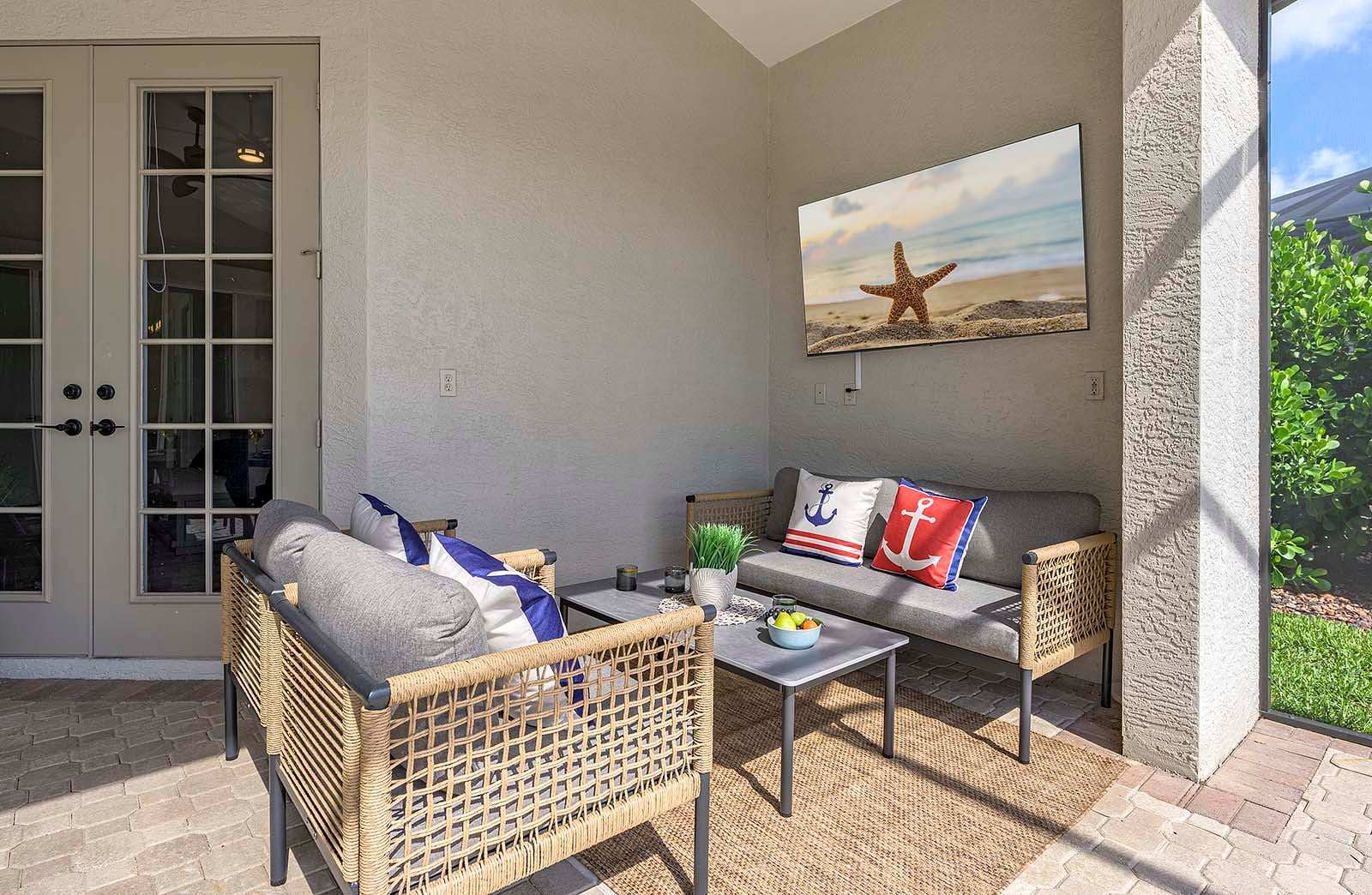 Blick auf Kanalgrundstück mit privatem Dock und Bootslift.