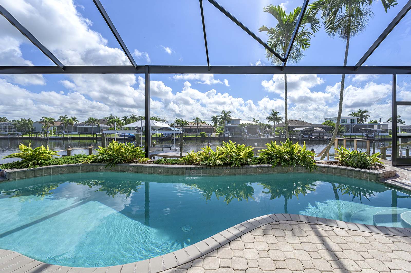 Blick auf den Kanal mit privatem Dock und Bootslift.