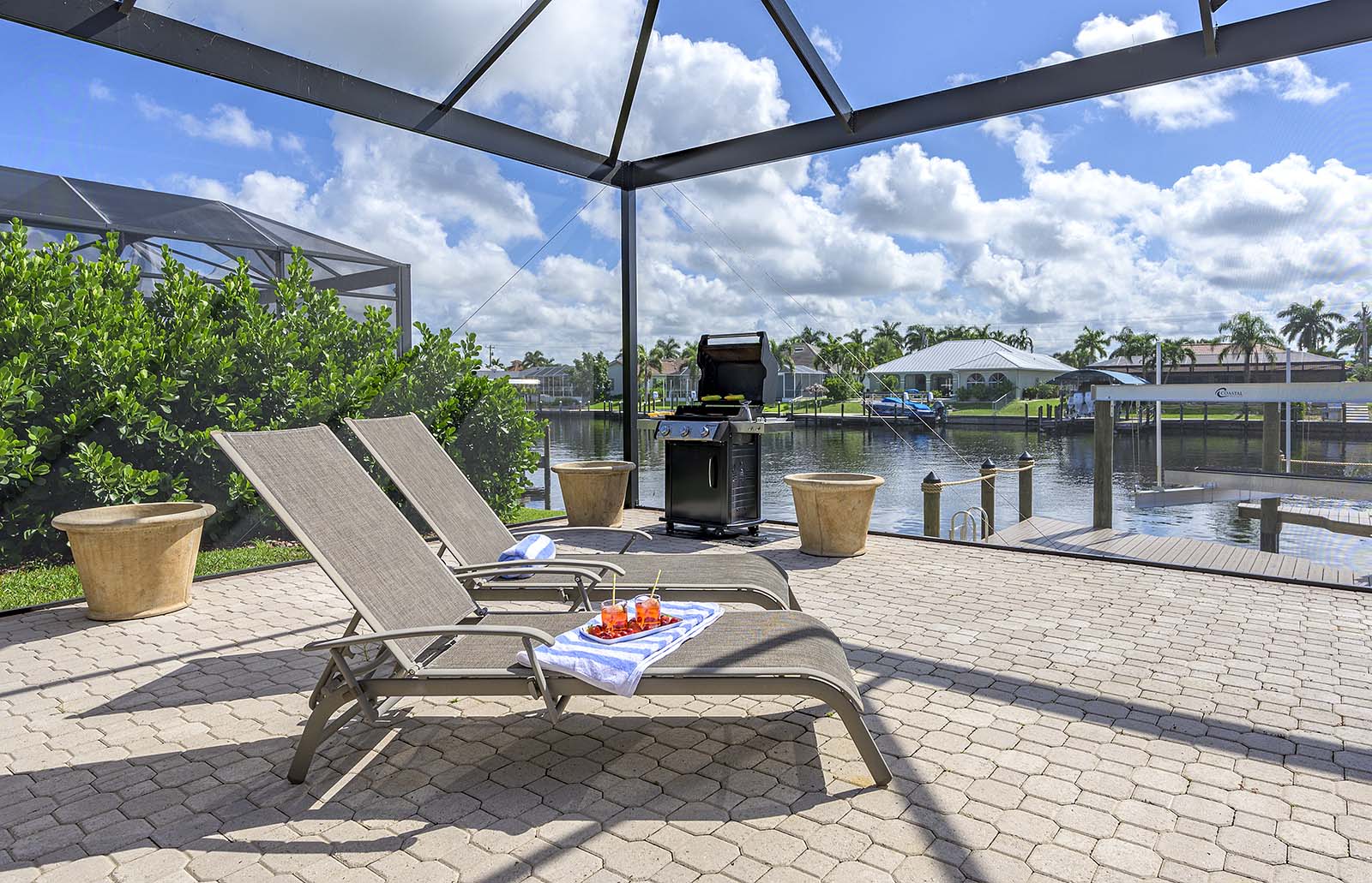 Blick auf den Kanal mit privatem Dock und Bootslift.