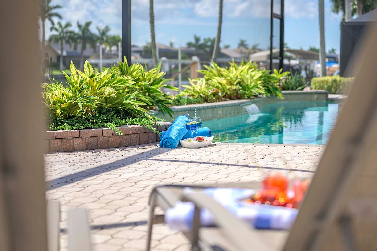 Blick auf den Kanal mit privatem Dock und Bootslift.