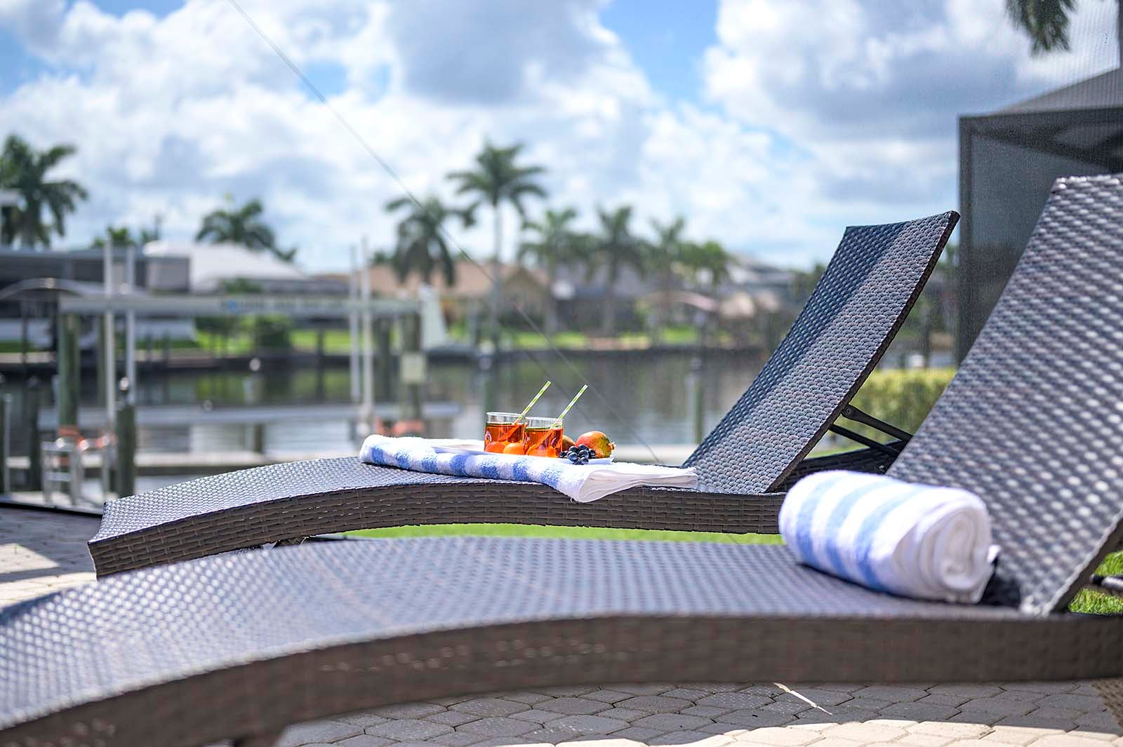 Privates Dock mit Bootslift am Kanal in SW Cape Coral.