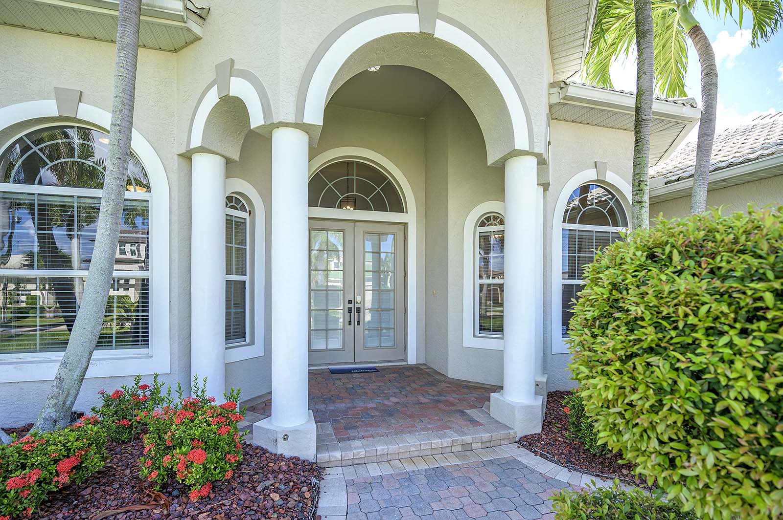 Privates Dock am Kanal mit Bootslift in SW Cape Coral.