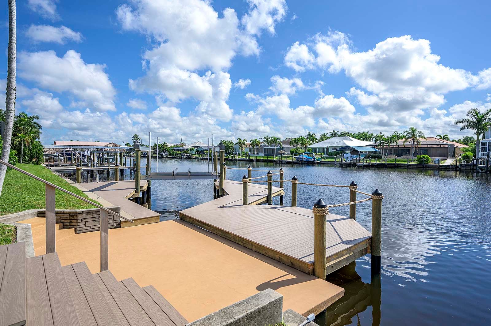 Privates Dock am Kanal mit Bootslift und Wasserblick.