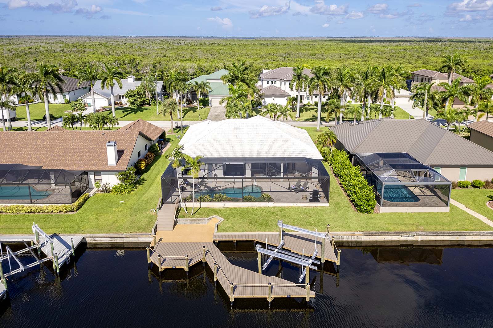 Blick auf den Kanal mit privatem Dock und Bootslift.