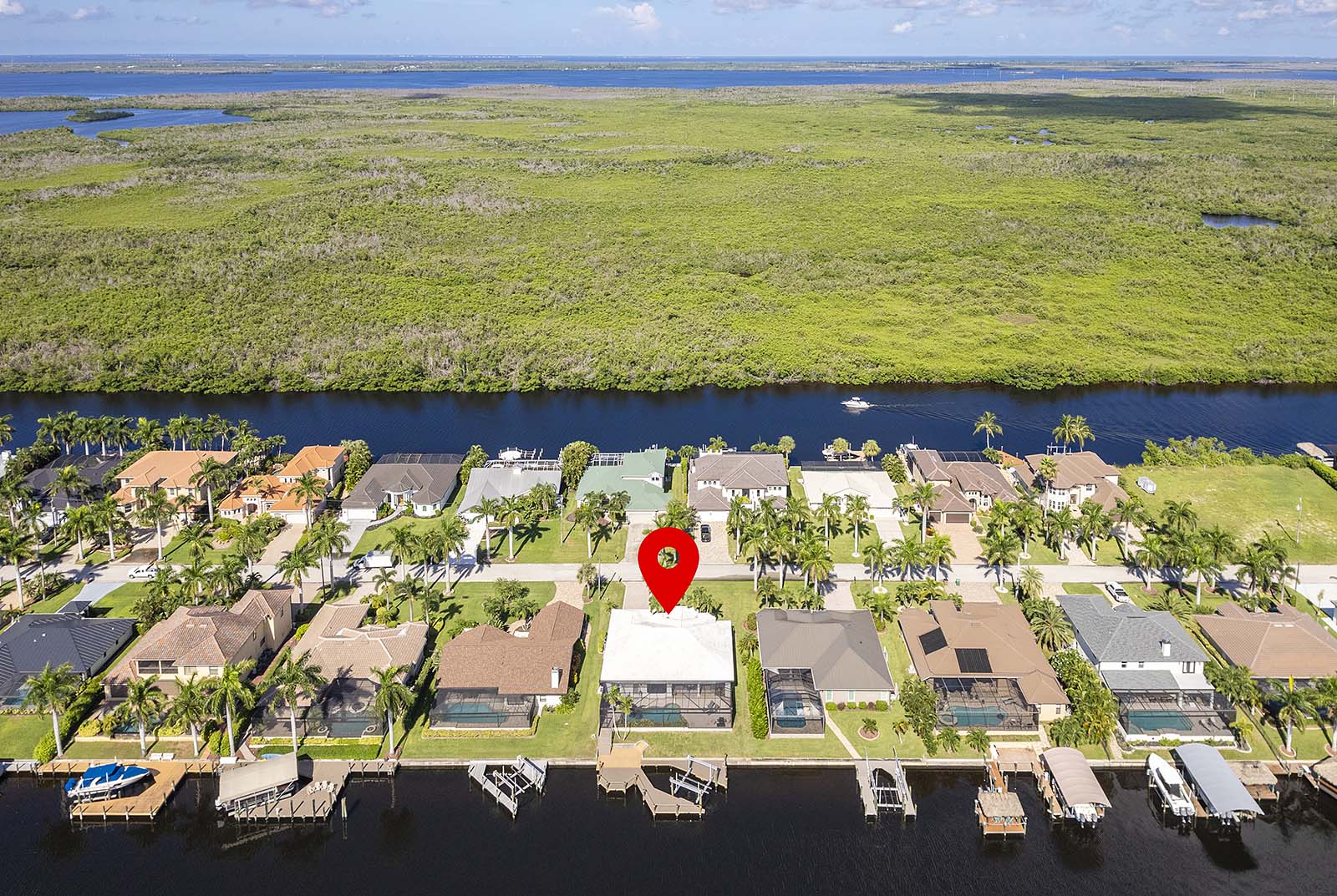 Privates Dock mit Bootslift am Kanal.